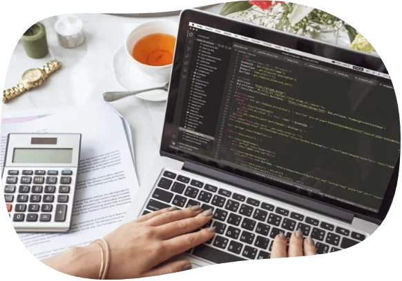 Mãos femininas escrevendo código de programação num laptop - AFC Web Design